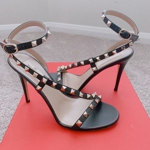 Valentino Garavani. Made in Italy.  females sandal. Size 36 1/2. Brand new.